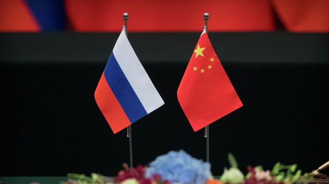 Государственные флаги России и Китая 