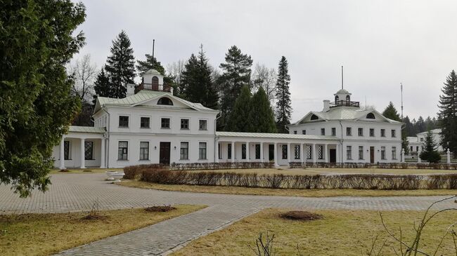 Главный дом в усадьбе Середниково