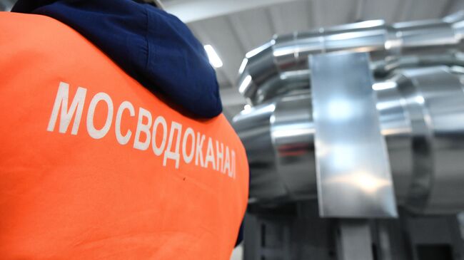 Надпись Мосводоканал на куртке сотрудника