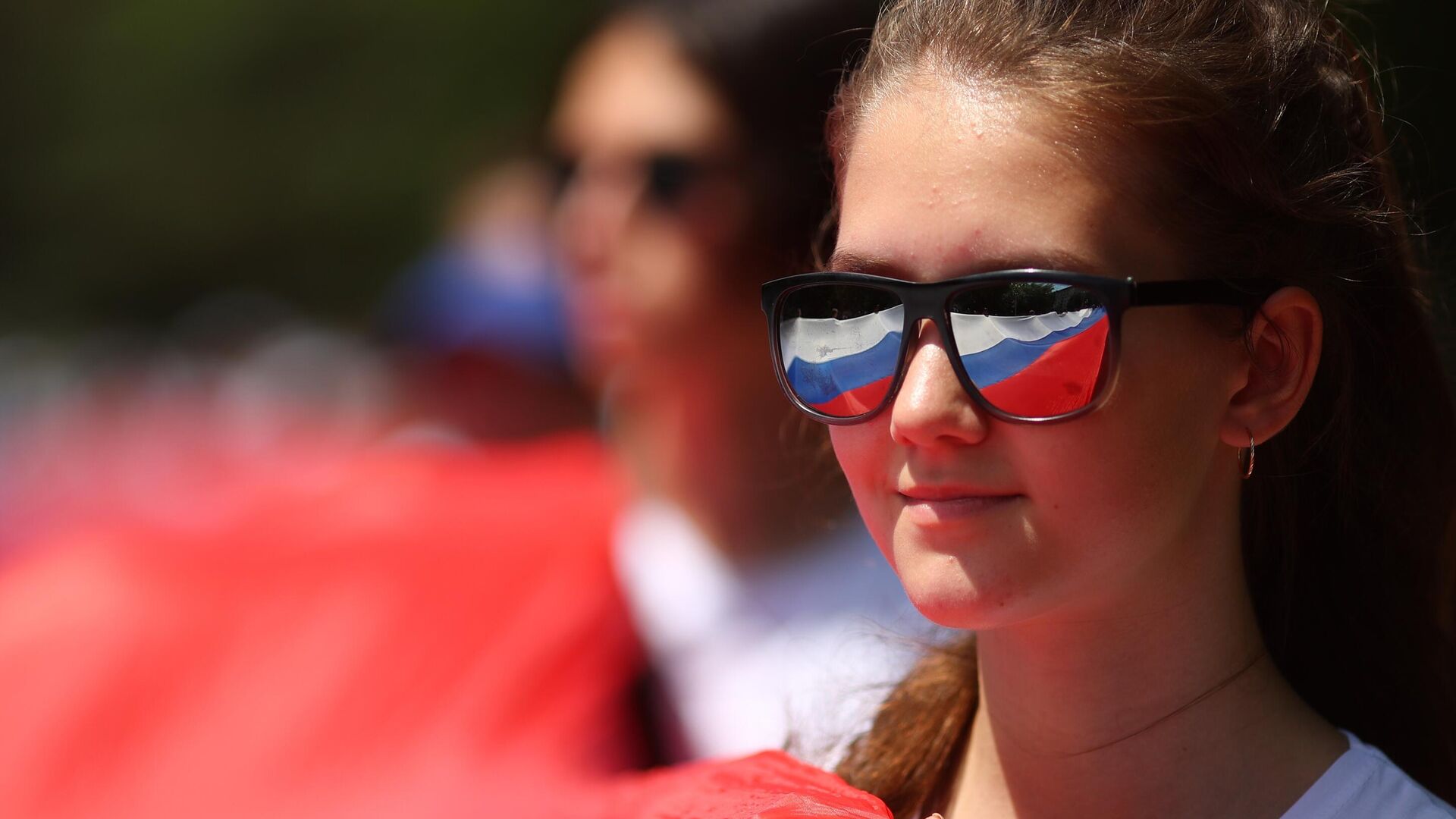 Жители Волгограда несут стометровый флаг России по центру города (флешмоб посвящен Дню России) - РИА Новости, 1920, 12.06.2025