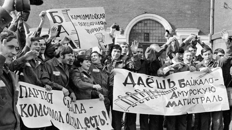 Комсомольцы отправляются на строительство БАМа Комсомольцы отправляются на строительство БАМа