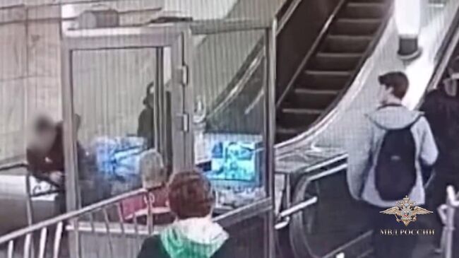 Драка на станции метро Парк Культуры в Москве 