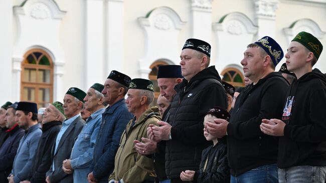 Верующие на празднике Курбан-байрам у мечети аль-Марджани в Старо-Татарской слободе Казани Верующие на празднике Курбан-байрам у мечети аль-Марджани в Старо-Татарской слободе Казани