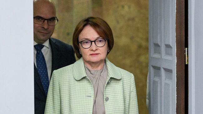 Председатель Банка России Эльвира Набиуллина и заместитель председателя Банка России Алексей Заботкин перед началом пресс-конфереции по итогам заседания Совета директоров Банка России